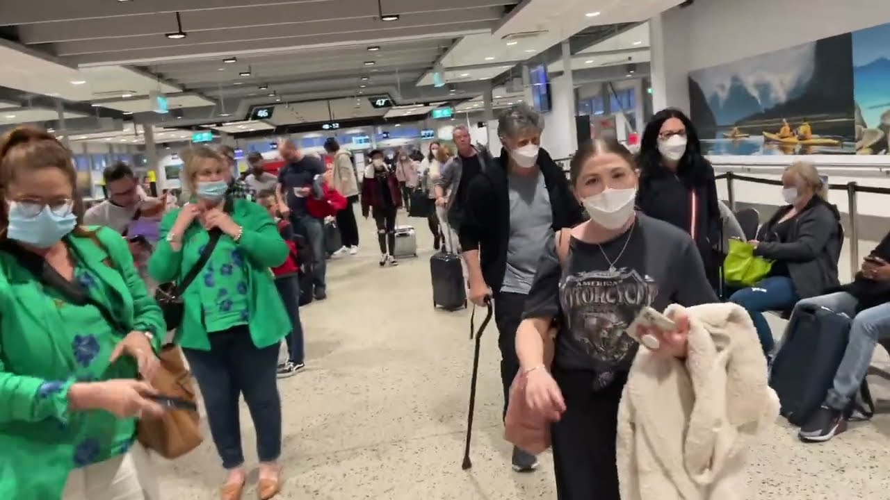 Melbourne Airport [MEL]: Walking around in Terminal 2 & 4 - Arrivals & Departures and to the City