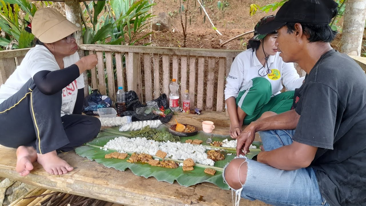 APRAK JÀGAT ngabolang ngaliwet digubuk.