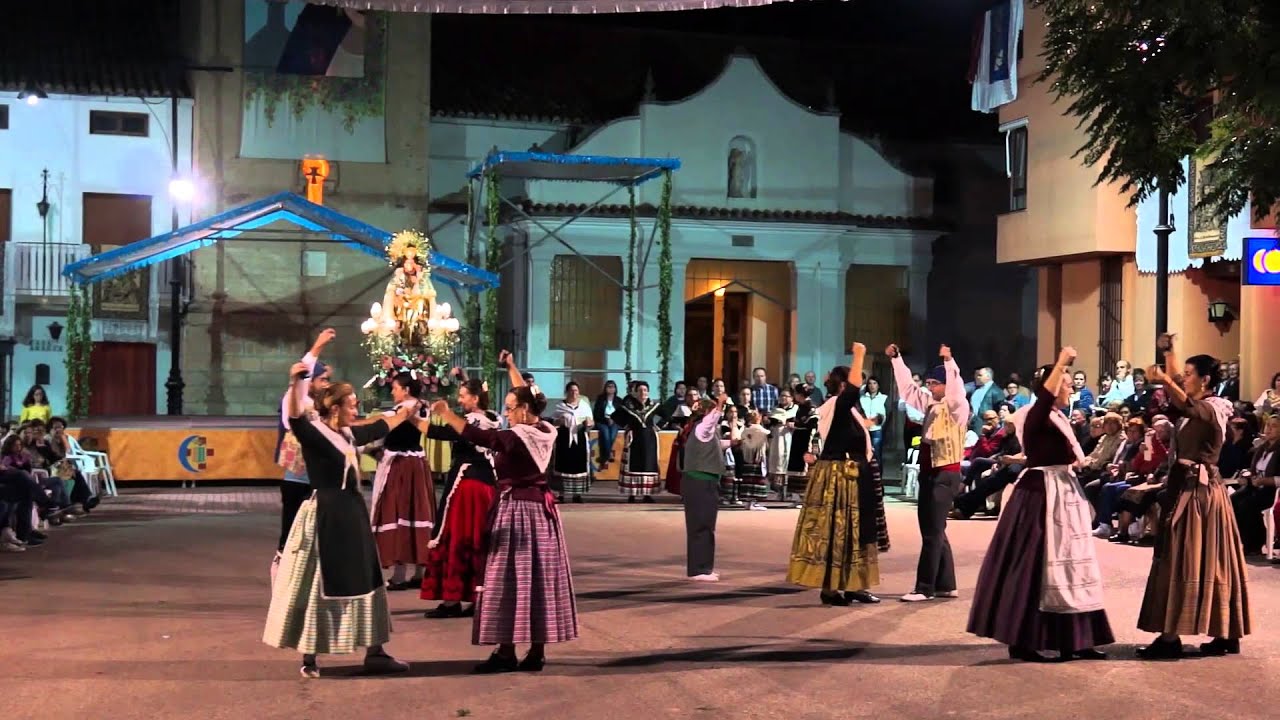 El grupo de Moixent y de Fontanars ofrecen a la Madre de los Desamparados lo mejor de nuestras danza