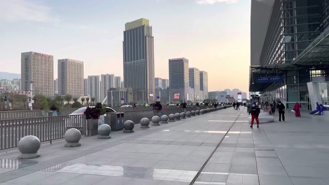 Wenzhou South railway station实拍温州南站现状，很多人大包小包离开温州，现场太出乎意料了