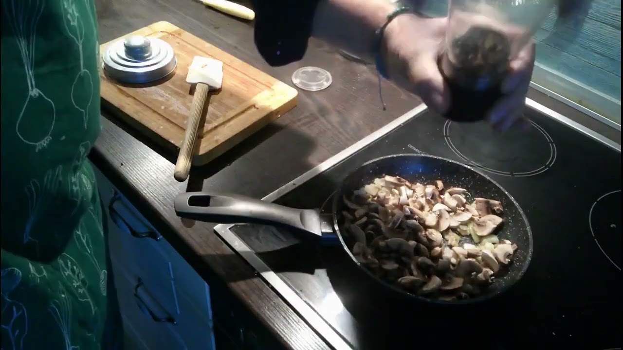 Jajecznica z pieczarkami. Fajne śniadanko.