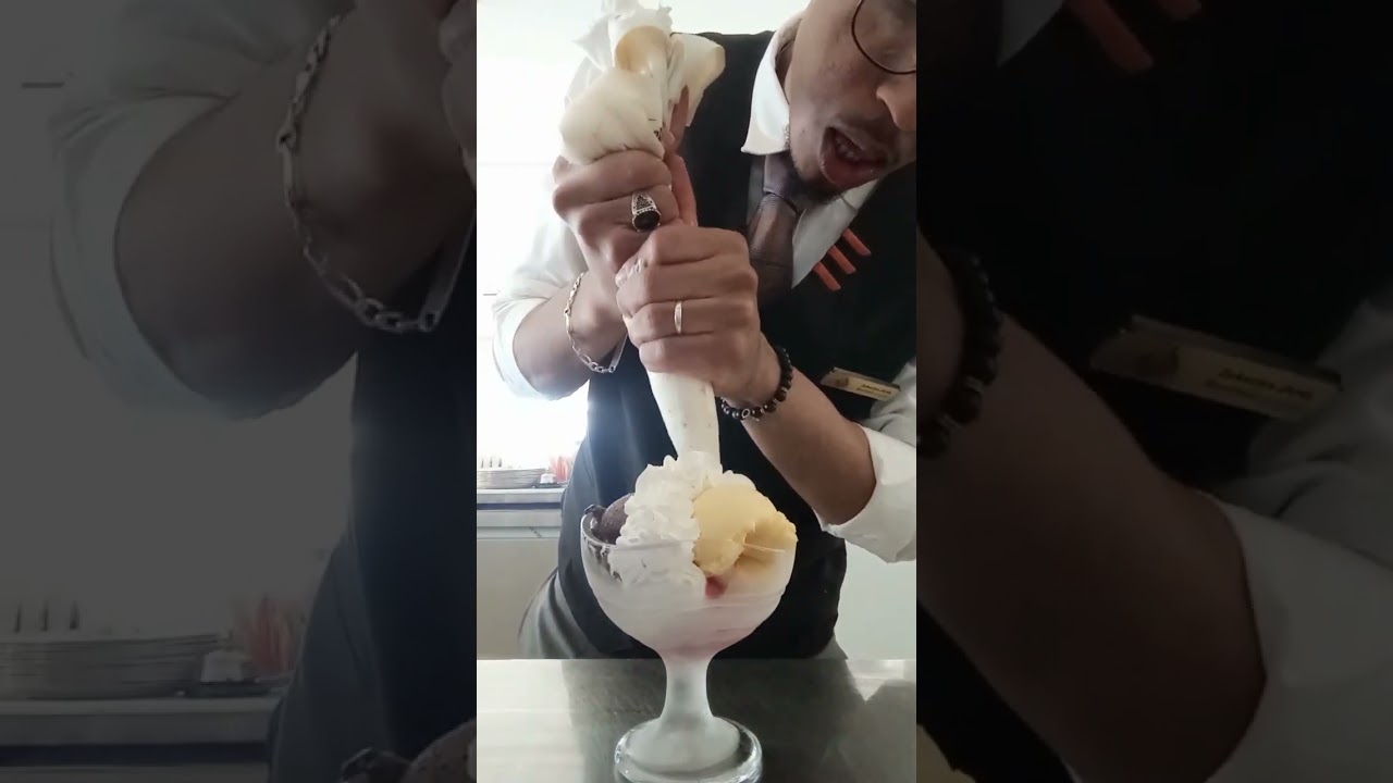 coupe de glace avec chocolat 🍨🍧😋#glace #icecream #barista #latte_art #coffee #subscribe #cocktail