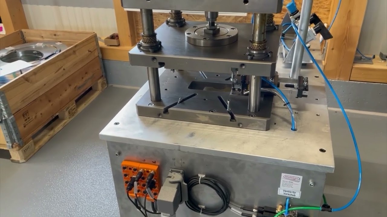 Kompakt Servopresse 10t  mit Pendelhub und Exzenterbetrieb und Automation
