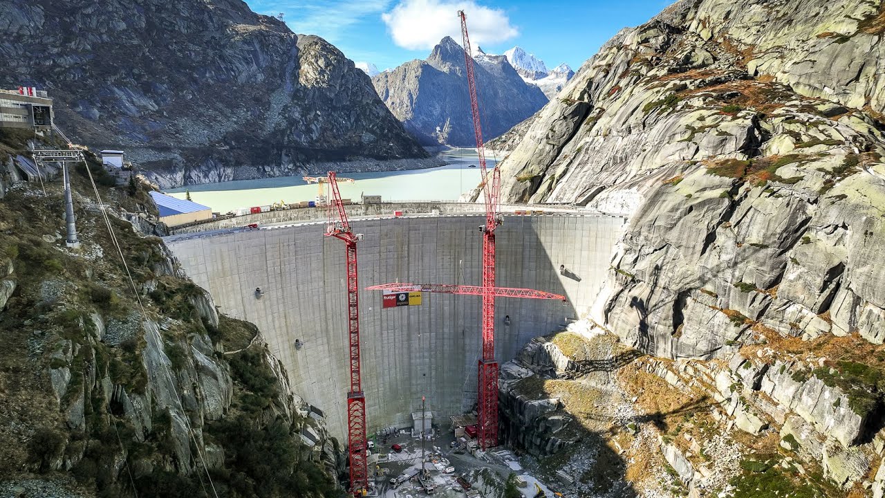 Spektakuläre Baukran-Demontage bei der neuen Staumauer auf dem Grimselpass