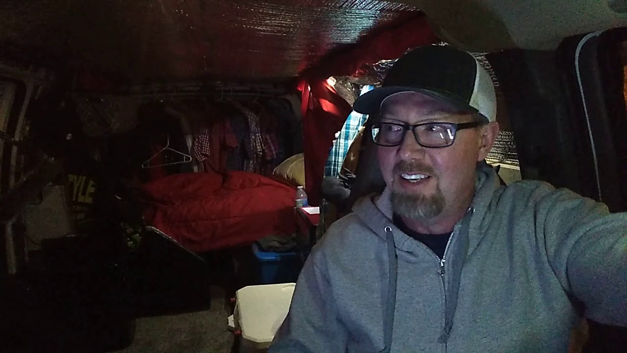 How does a nomadic vandweller maintain relationships?