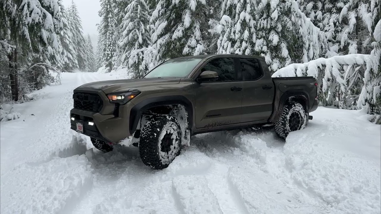 Toyota Tacoma TRD Off-Road 2025 года в глубоком снегу, на шинах BF Goodrich KO3 285/70R17, индекс...