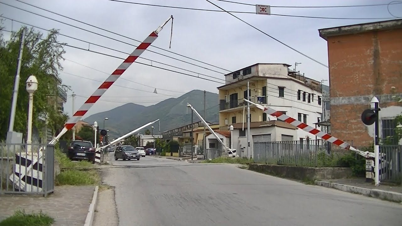 Spoorwegovergang Santa Maria A Vico (I) // Railroad crossing // Passaggio a livello