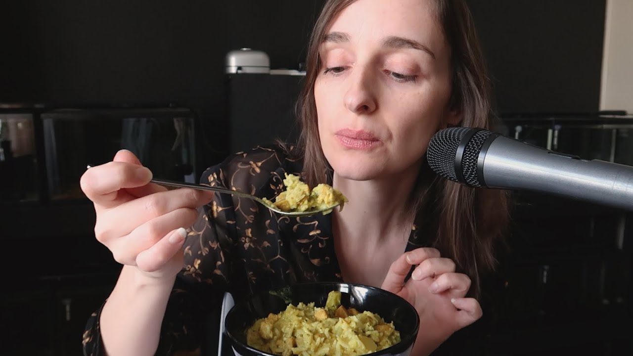Домашнее карри ~ASMR Шепот во время обеда/ужина с другом ~ Уютные звуки еды в компании друзей