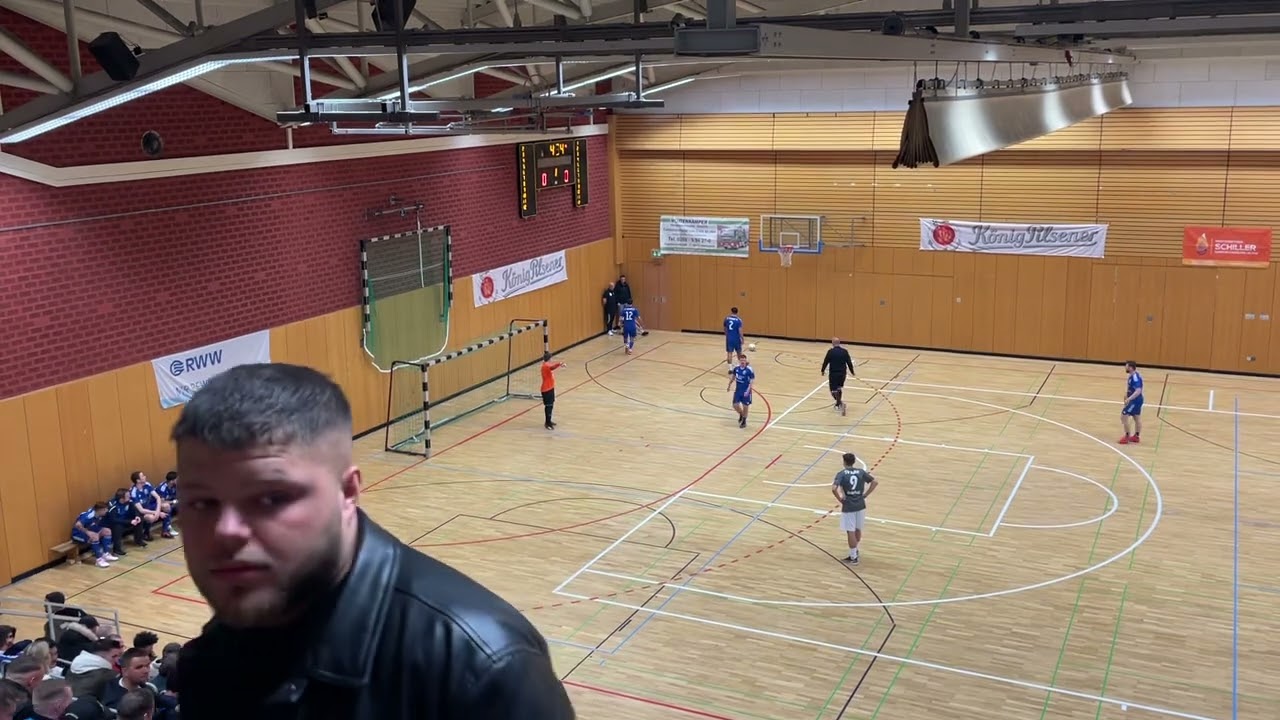 Hallenstadtmeisterschaft Oberhausen: Halbfinale FC Sterkrade - Adler Osterfeld in v. Länge (21.1.24)