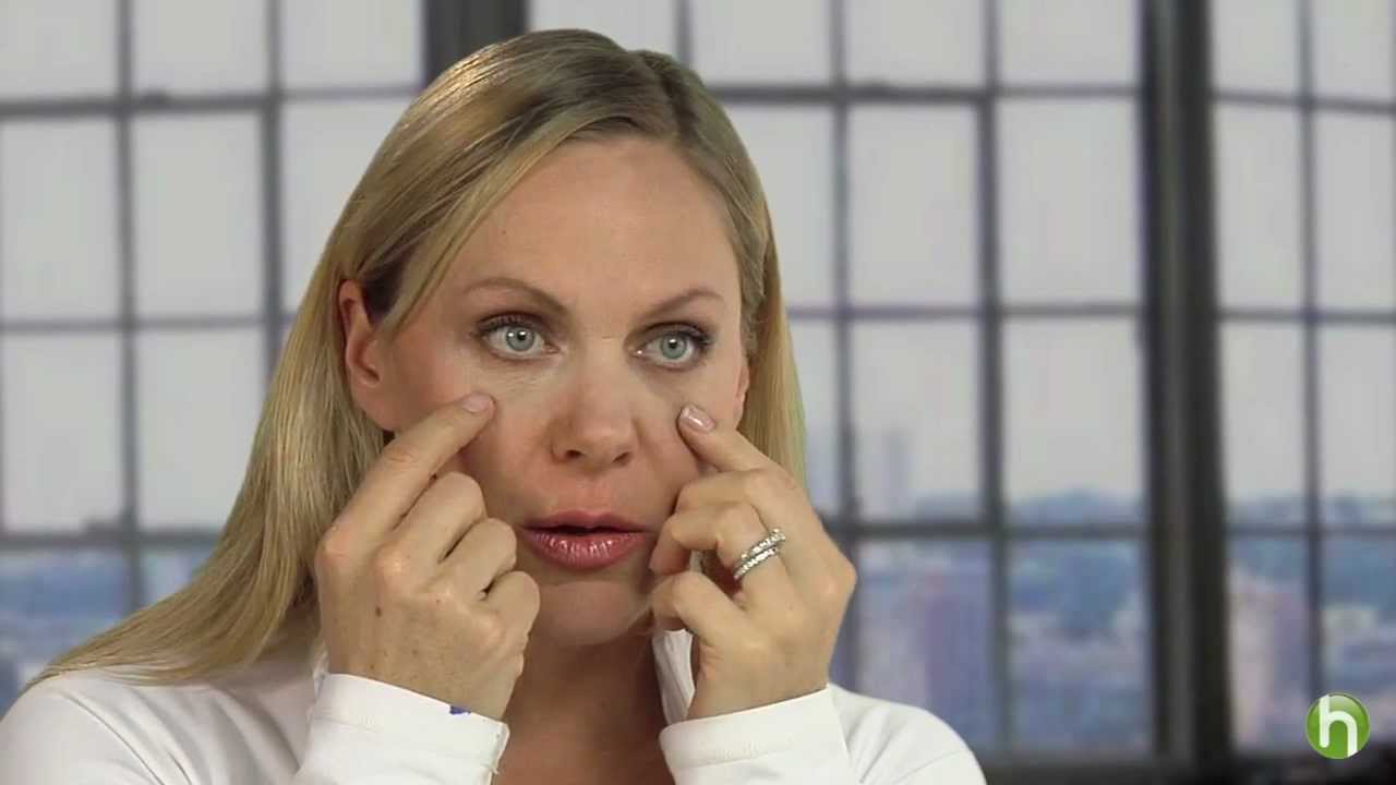 Comment minimiser les rides autour des yeux grâce au yoga pour le visage