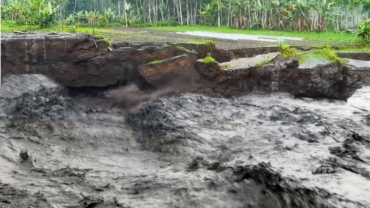 DAHSYATNYA LAHAR BESAR SEMERU - LONGSORKAN TEBING TINGGI INI
