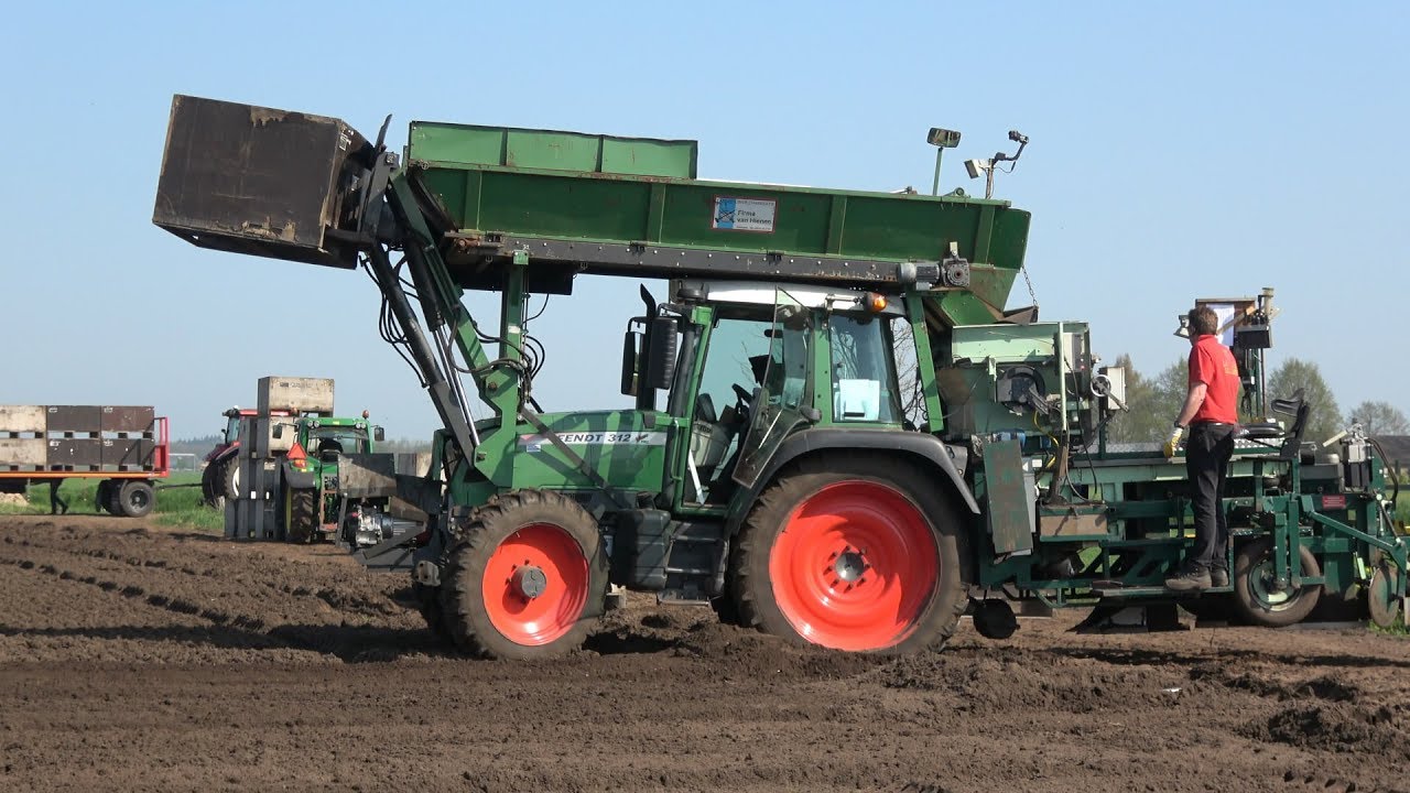 Lelies planten door Langedijk Lelies & Trip Bloembollen met Fendt - John Deere - Valtra (2018)