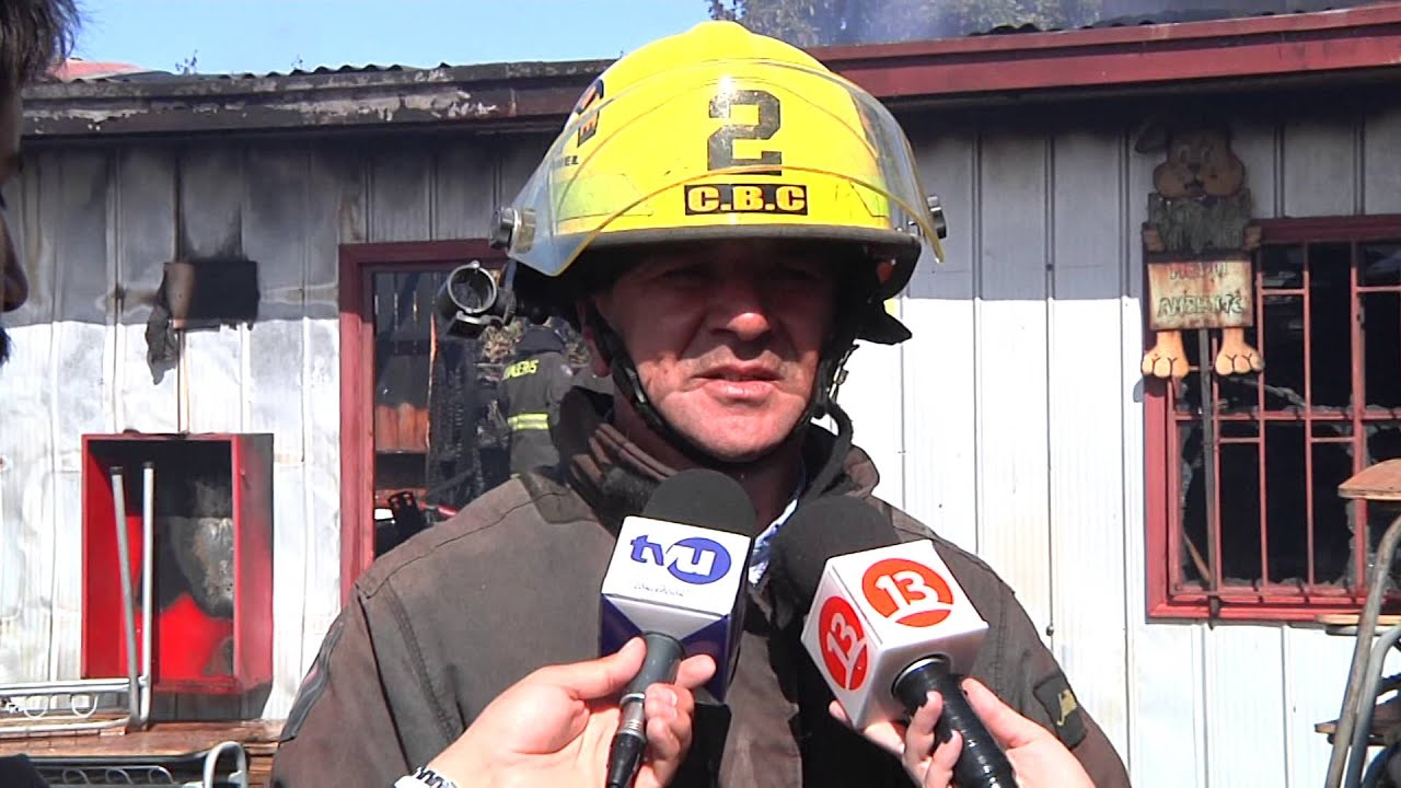 Incendio destruyó dos bodegas en Liceo Industrial de Coronel
