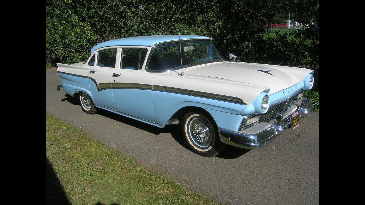 Четырехдверный седан Ford 1957 года с двигателем Thunderbird 312 «Custom 300»