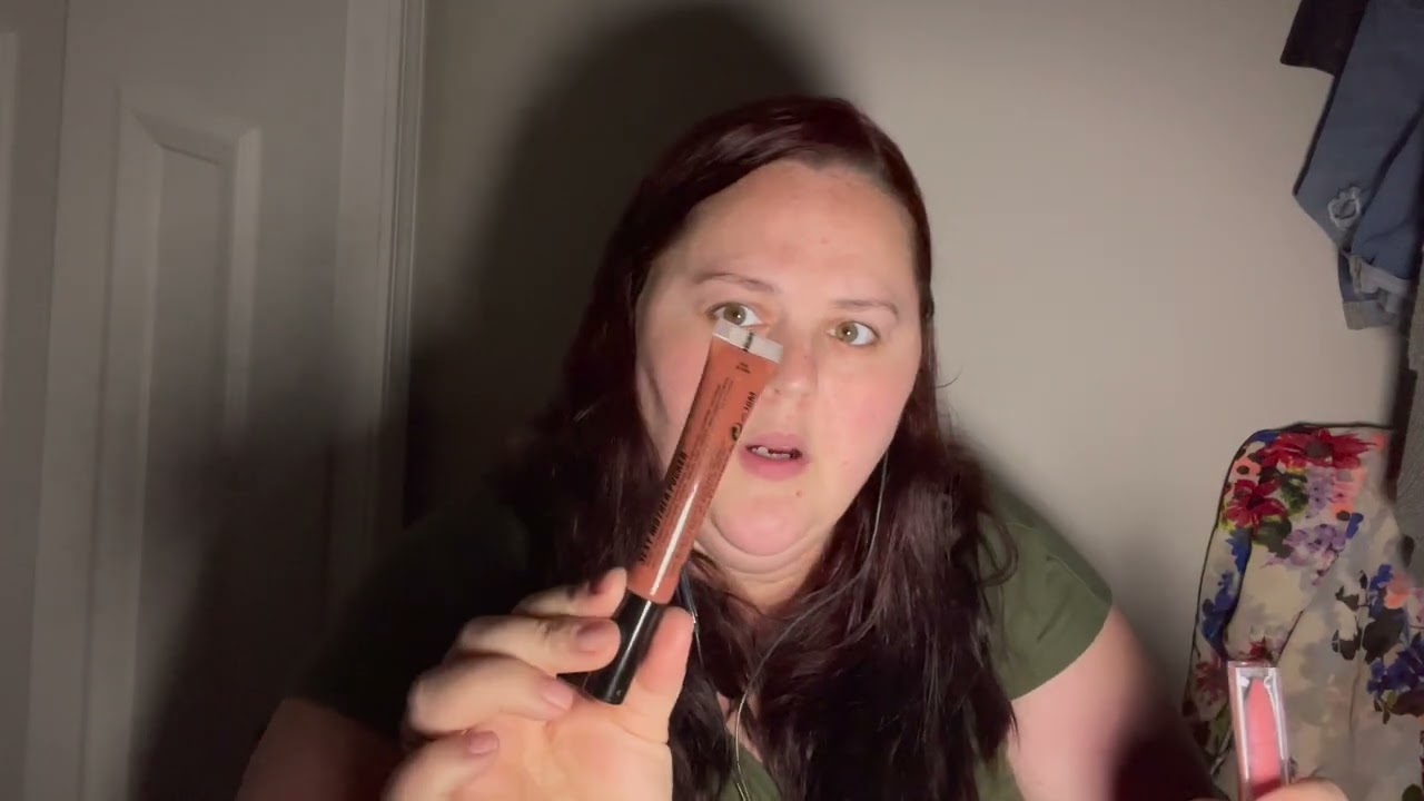 ASMR whats in my purse(*tapping, leather sounds, softly spoken*