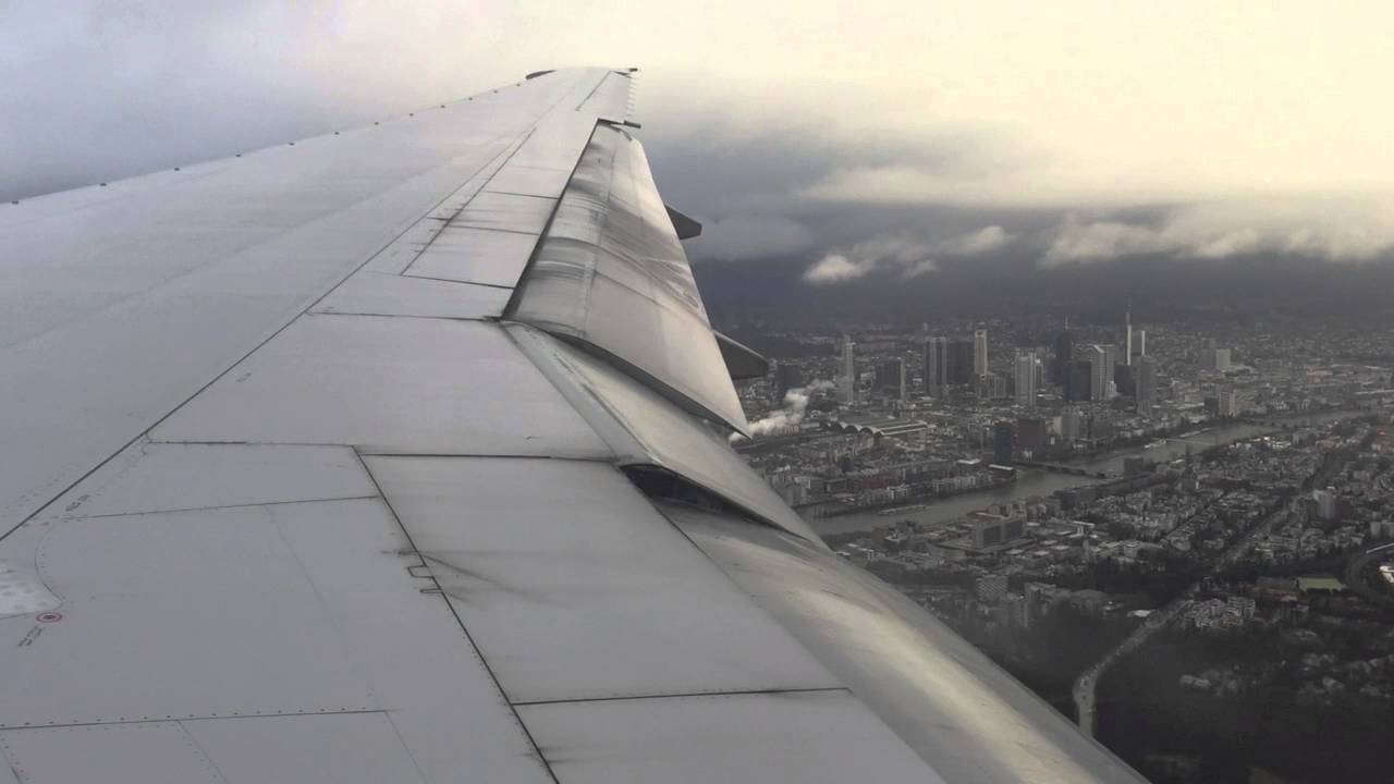 United Airlines Boeing 777 landing in Frankfurt/Main