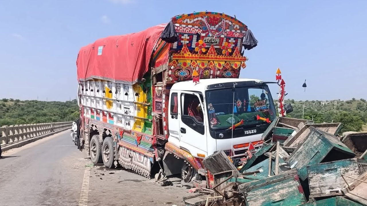 Roadside Rescue: Massive30 ‑Ton Accident Gets Miraculous Repair