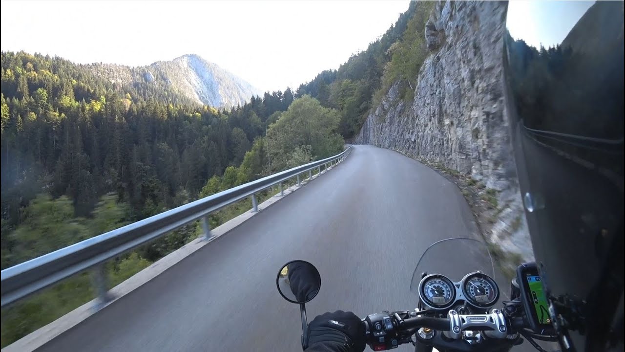 Lacets très serrés 😅pour monter au Plateau des Glières via Entremont en Speed Twin...