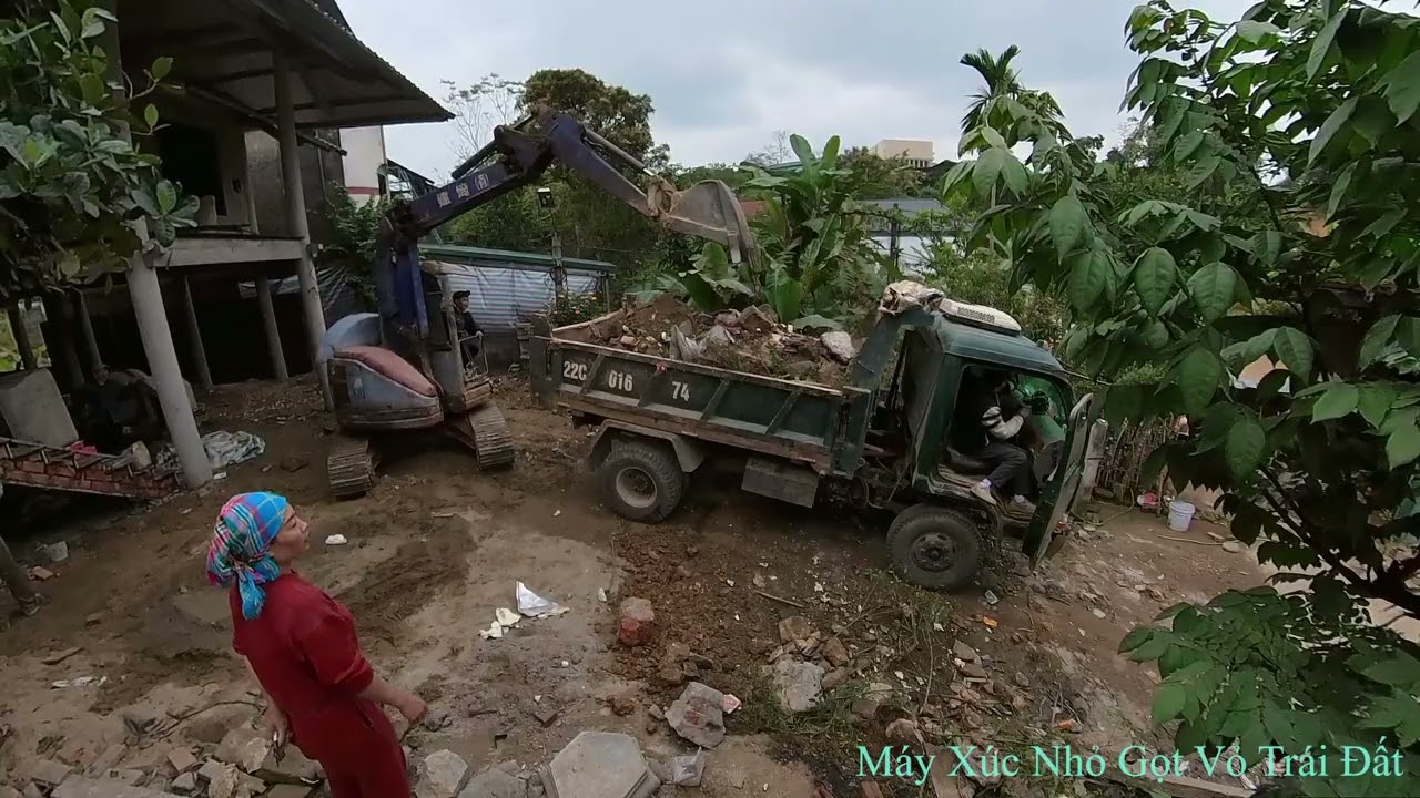 Máy Xúc Nhỏ Tập 1474. Nhà Sàn Bê Tông 2. Xúc Đất Lên Xe Ô Tô Chuẩn Bị San Nền Sân Nhà Sàn