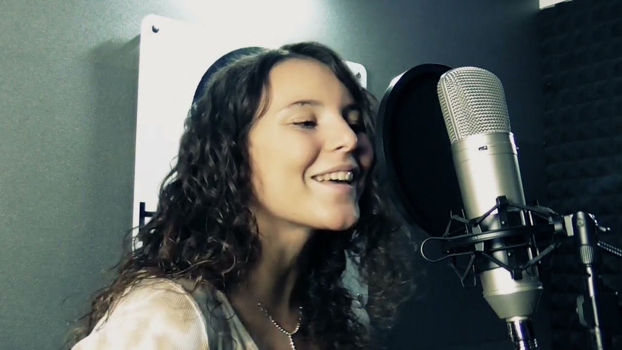 E' tutto un attimo - (Anna Oxa) -  Cover by Leonor.