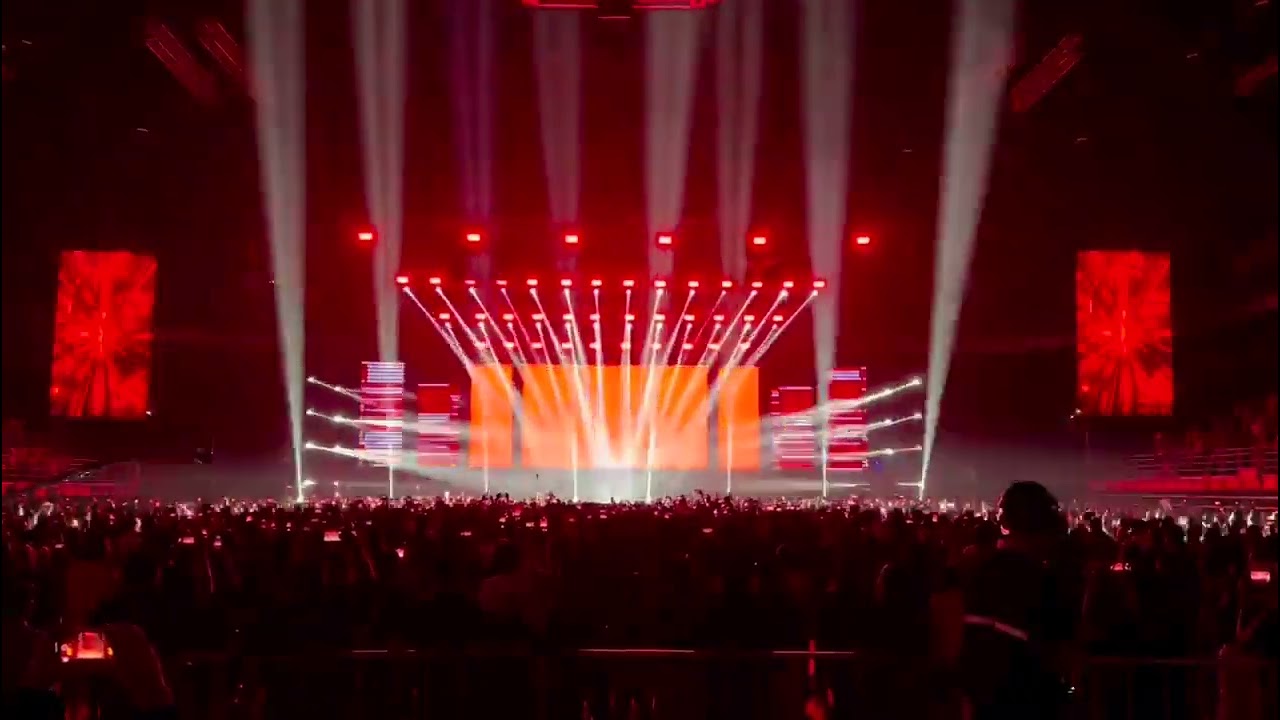 Opening Konser Dewa 19 yg super duper keren nya, baik lighting maupun videotron visual stage