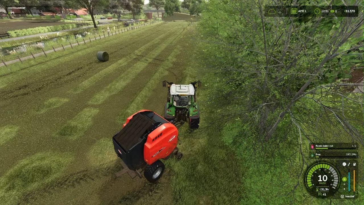 Grasbalen persen bij de geiten