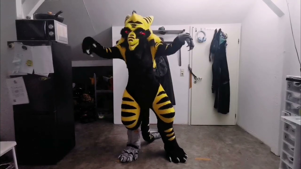 Kazu-ming ver.3  dance to to give it up ( knife party) 🐾. #fursuit #sergal #sergalfursuit #furry 
