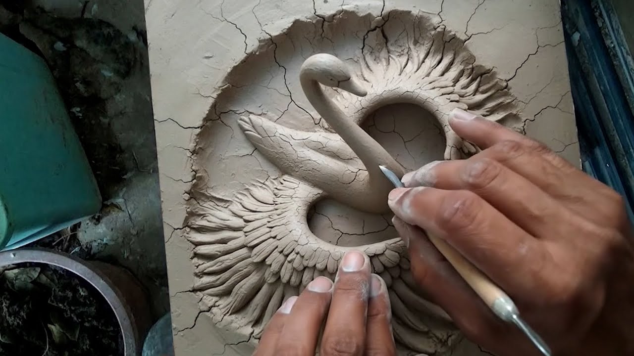 Удивительная простая скульптура лебедя из глины.