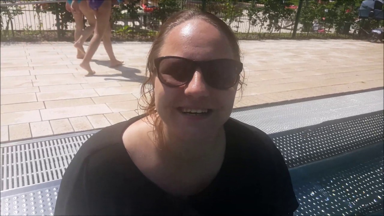 Mit Klamotten im Freibad