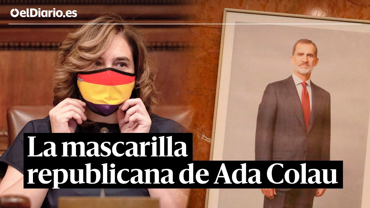 La mascarilla republicana de Ada Colau en el primer pleno de Barcelona con el retrato de Felipe VI