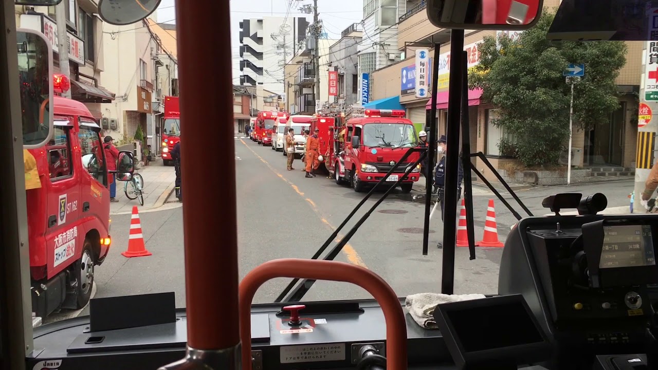 大阪シティバス、火事現場！で消防車集合中をかき分けて行く前面車窓光景