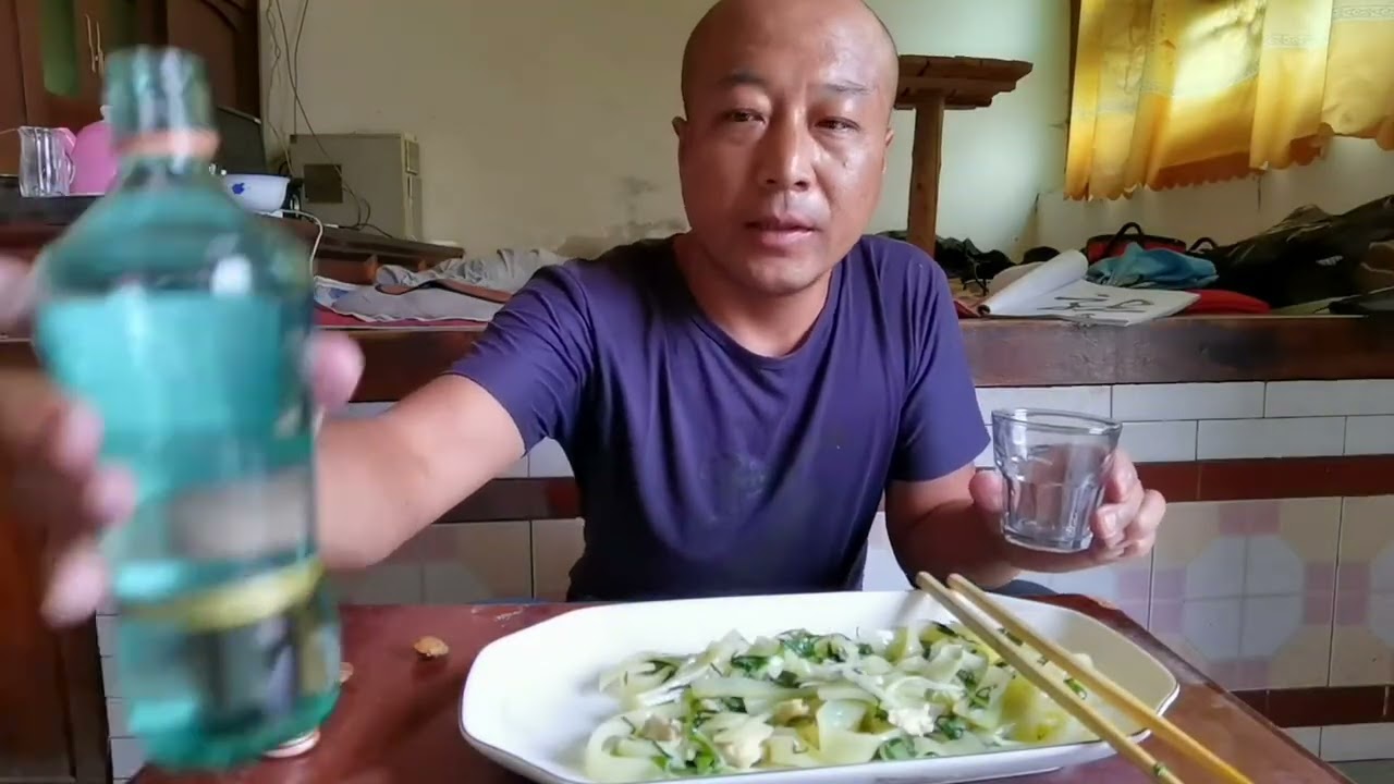 蒲公英炒面皮，喝上一大杯酒就写书法，写完接着再喝两大杯 #农村美食记录生活