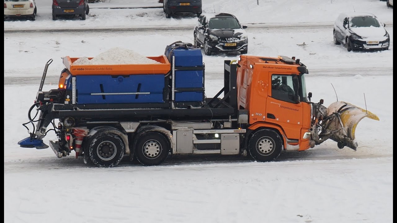 Wat heb ik gezien vandaag      Sneeuwschuivers op de Markt Burgum