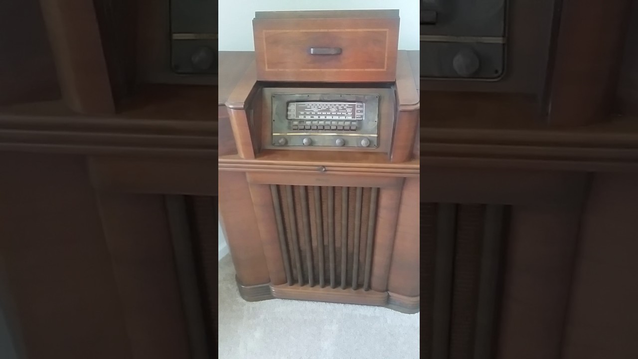 1942 Philco 1012 playing Tex Beneke