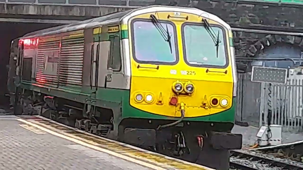 06.25 Cork-Tralee train 🚆 and 07.00 Cork-Dublin Heuston train 🚆 at Kent Station Cork 13.5.2024