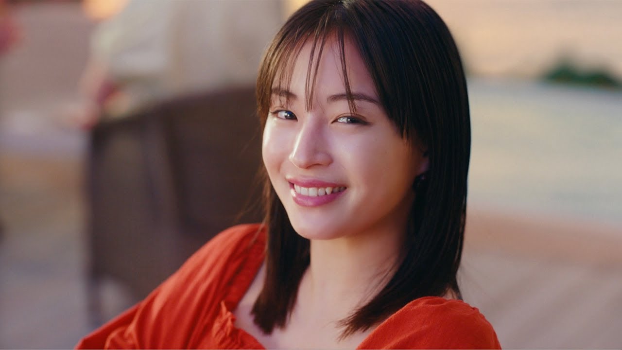 広瀬すず、真っ赤なワンピ姿がキュート！　コミカルに“一人掛け合い”披露　「JALマイルライフ」新CM