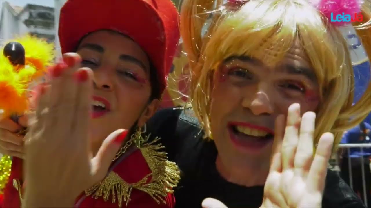 Sombrinhas coloridas, fantasias criativas e muito frevo nas ladeiras de Olinda