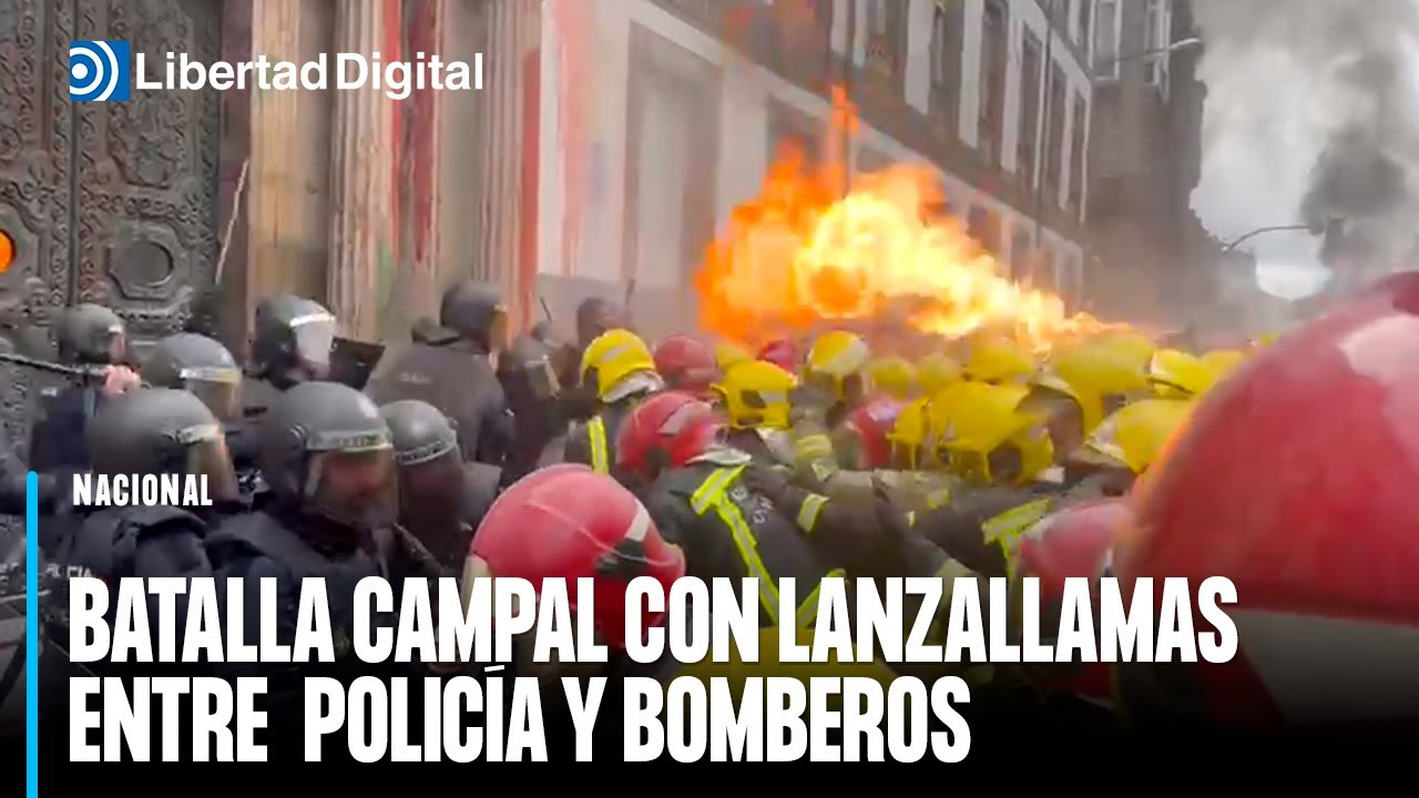 Un bombero ataca con un lanzallamas a los antidisturbios de la Policía Nacional