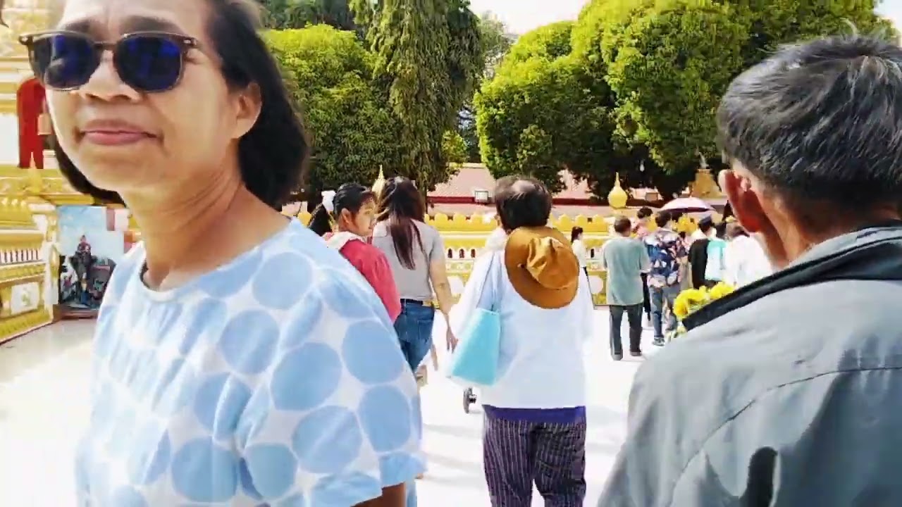 ทำบุญตักบาตรพระธาตุนครพนม