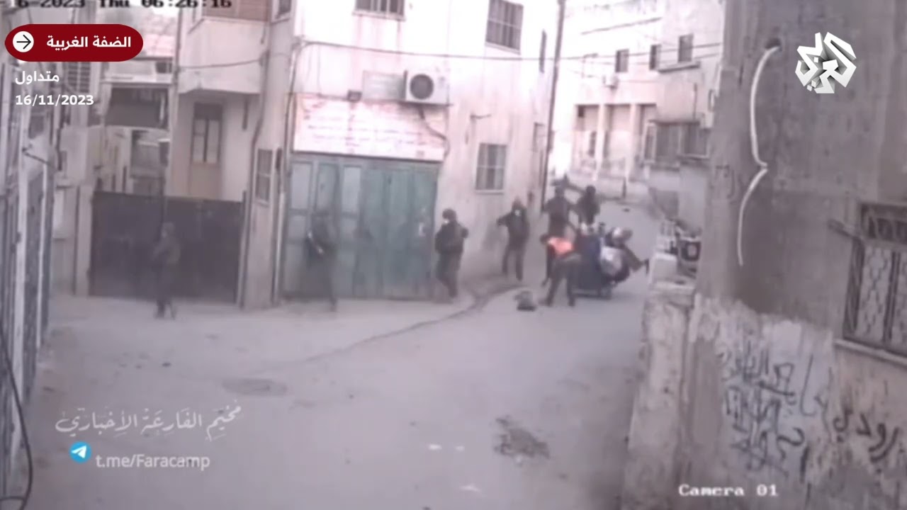 شاهد | لحظة اقتحام جيش الاحتلال لمخيم الفارعة شمالي الضفة الغربية واقتياده أحد عمال النظافة