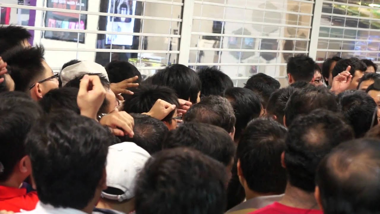 [Stampede] Mad Crowd Rushes to Purchase VAIO SB at Half Price at Sony Style Wisma Atria
