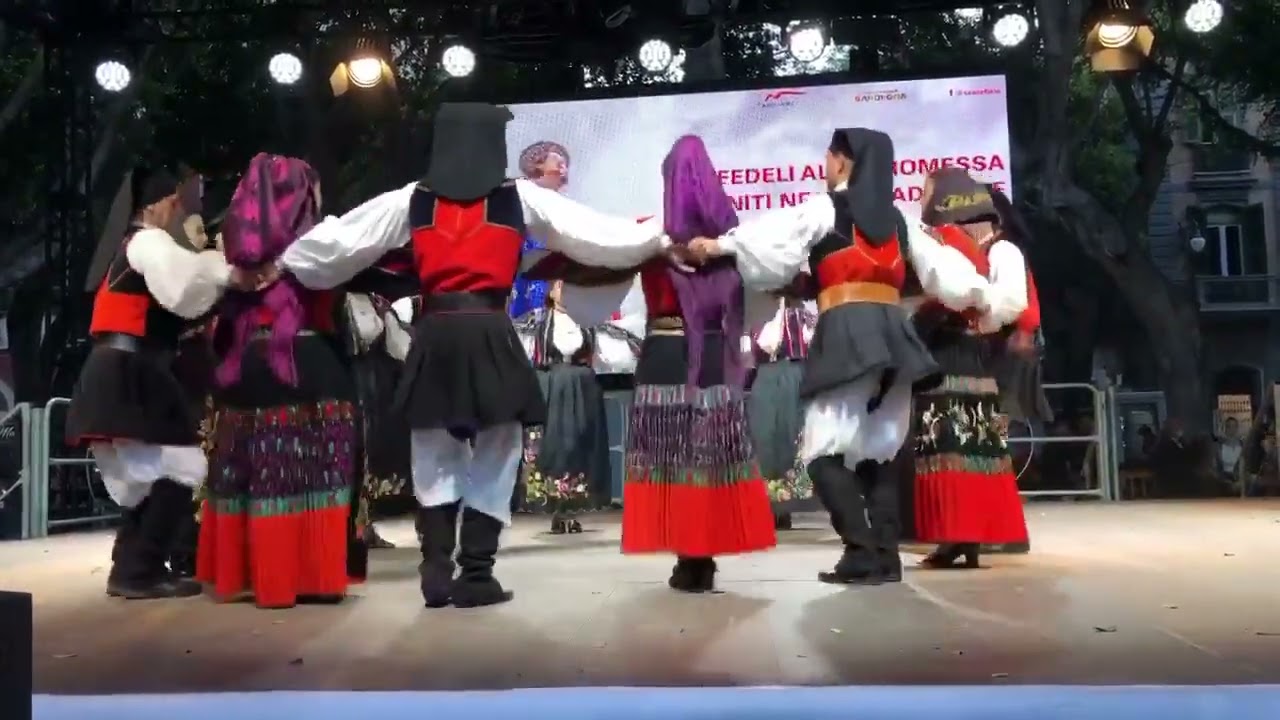 Gianluca Chessa ballo sardo   ballu lestru gruppo folk Santa Lulla  di Orune sardegna