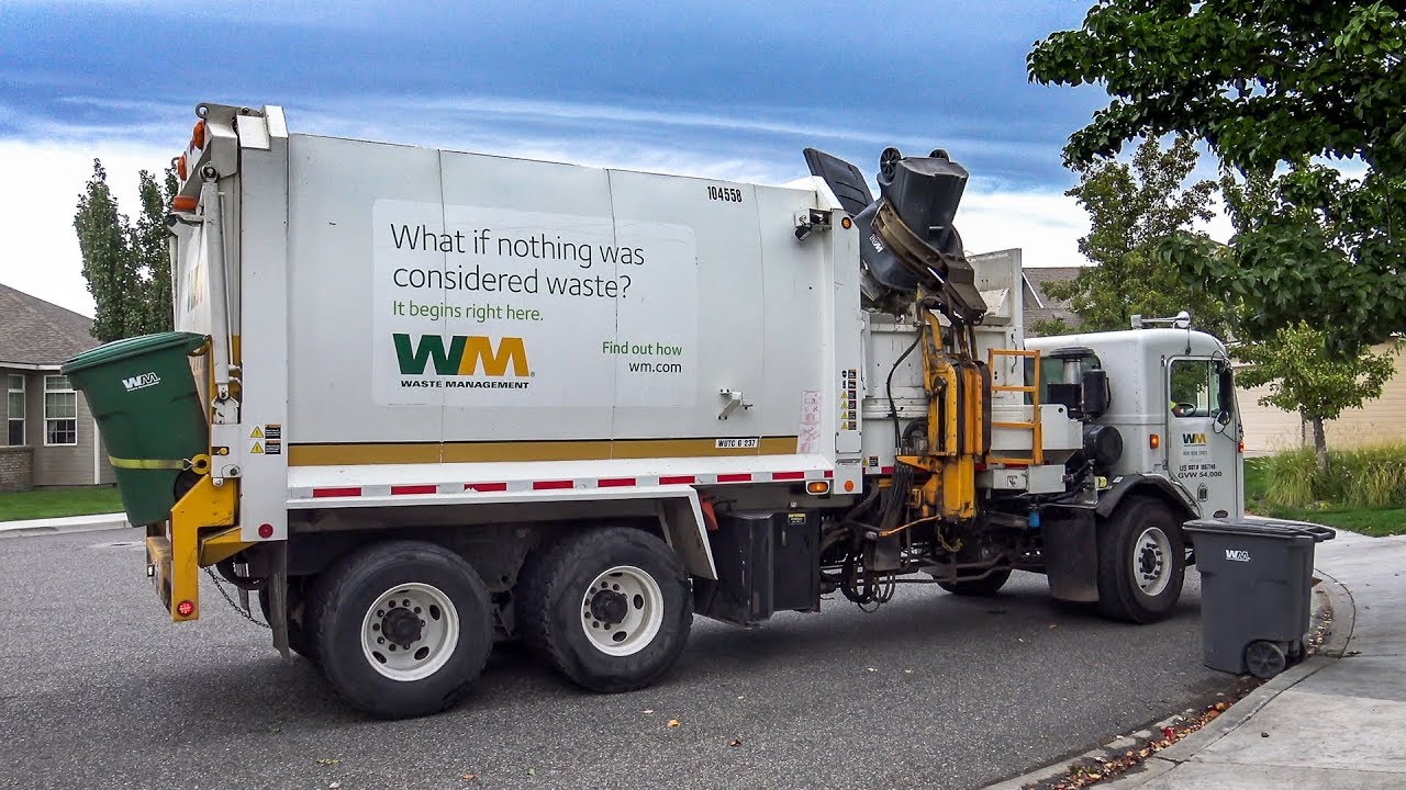 Peterbilt 320 - Labrie Automizer Garbage Truck