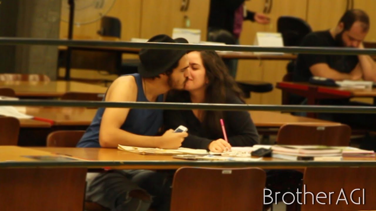 Tentando Beijar Garotas (Feat. Perturbando A Paz)