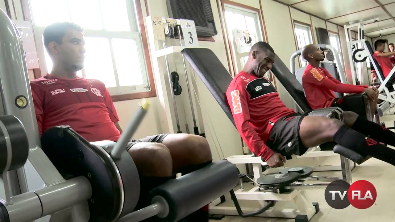 Jogadores fazem treino na academia do CT em Vargem Grande