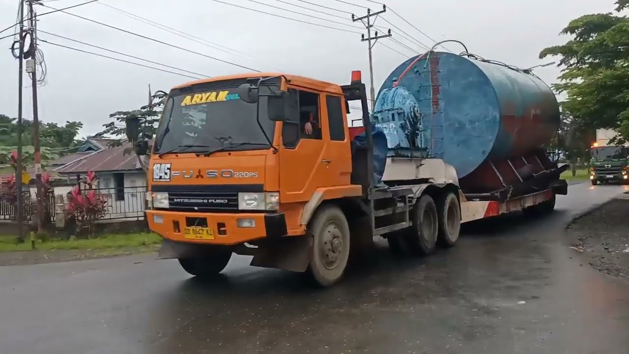 Konvoi Truck Besar Melintasi Jalan Padat Pengendara