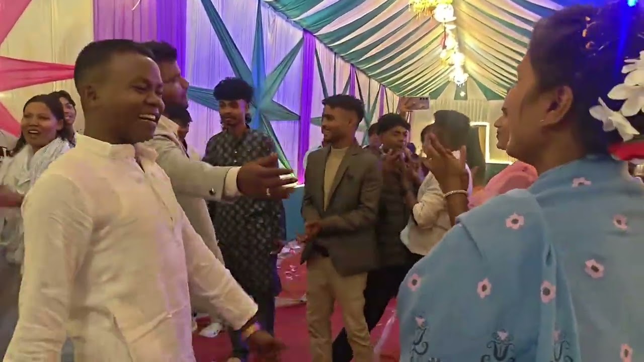 Sakhi Munda Apne wife ke sath mein dance karte hue
