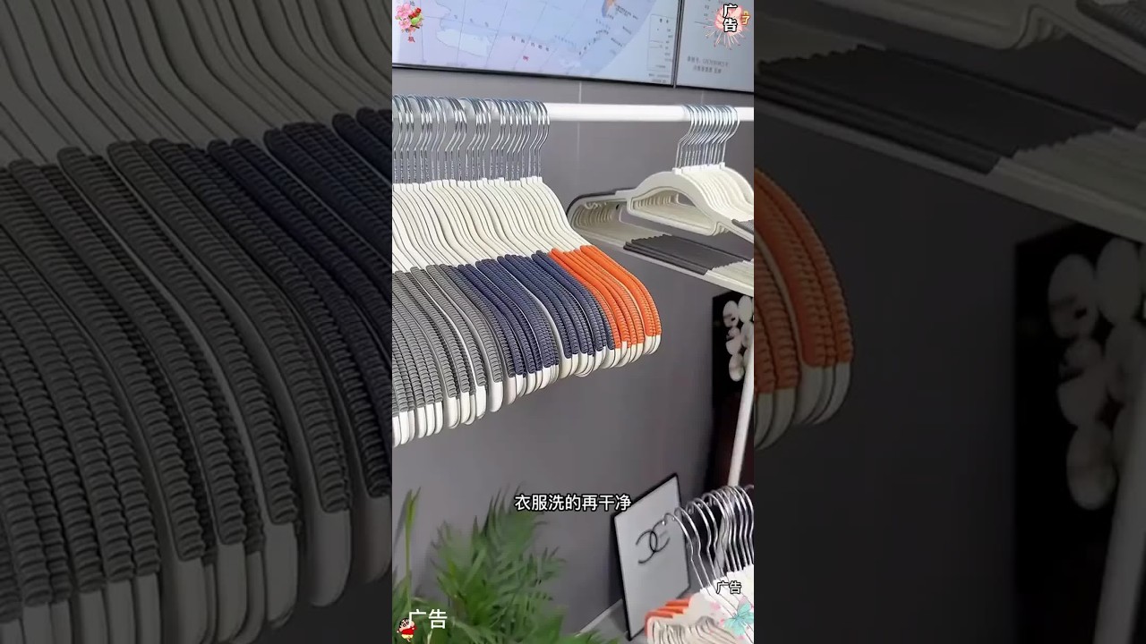 再好的衣服没有好的衣架也是白搭，家里衣架容易鼓包变形的，可以换成这个#无痕衣架，结实耐用还不易变形，带防滑条也不易滑落，便宜又好用！尤其夏天衣服轻薄易变形，赶紧给家里都换上吧#衣架