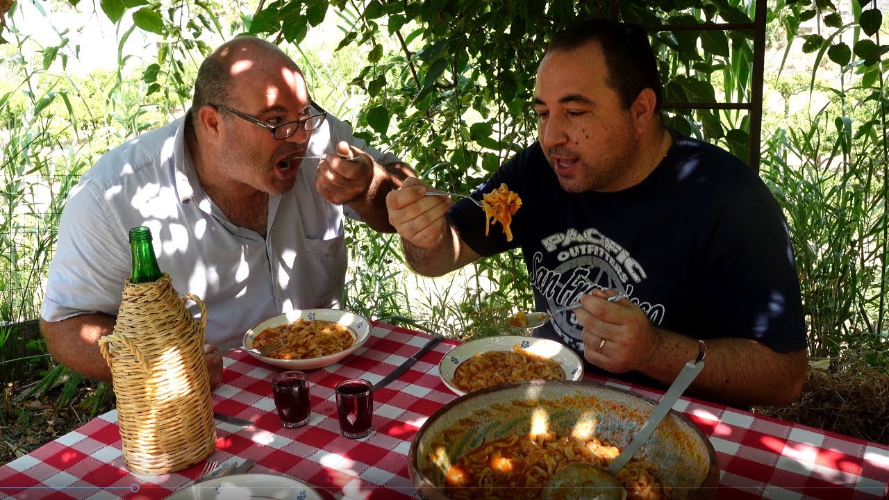 La tavolata dei Calabresi di 50 anni fa - Facciamo Tagliatelle e Fagioli all' aperto