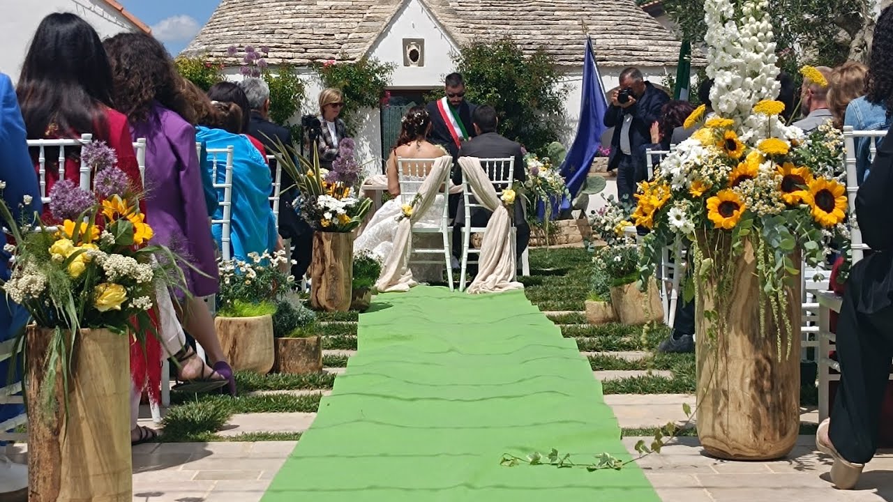 masseria Bonelli, Noci. Rito, aperitivo, pranzo, torta e tanto ballo al matrimonio con Lillo Strillo